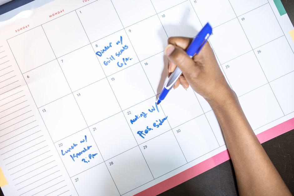 A desktop calendar and pen representing structured bi-weekly payment intervals.