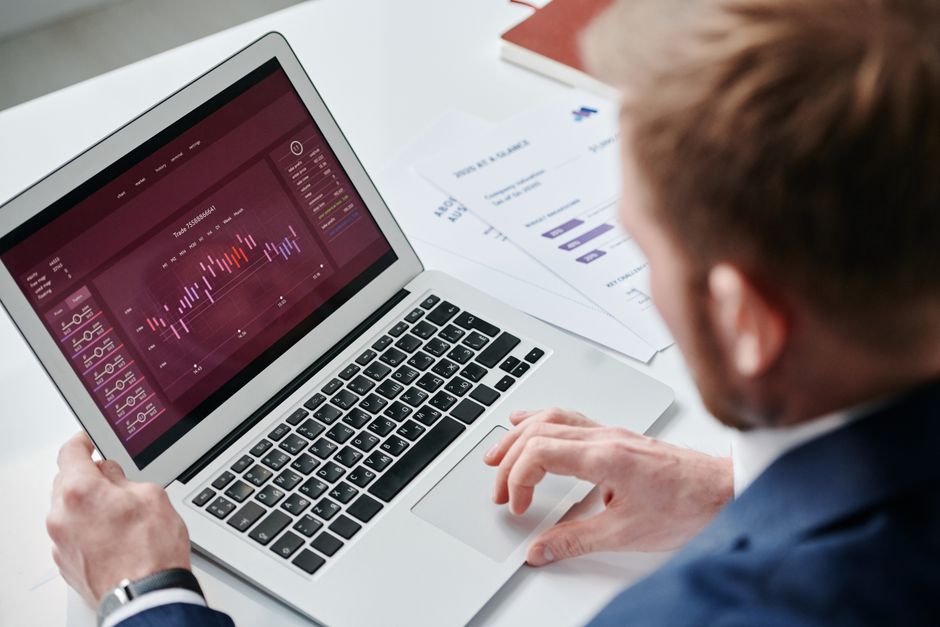 Startup financial dashboard showing accounting performance and cash information
