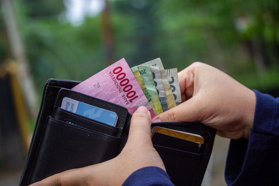 A contractor receiving direct payment representing cash basis accounting.